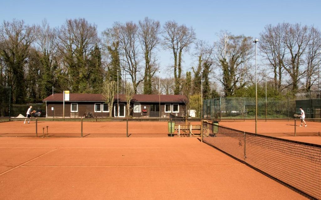 Tennisplätze mit frischer Asche ausgestattet