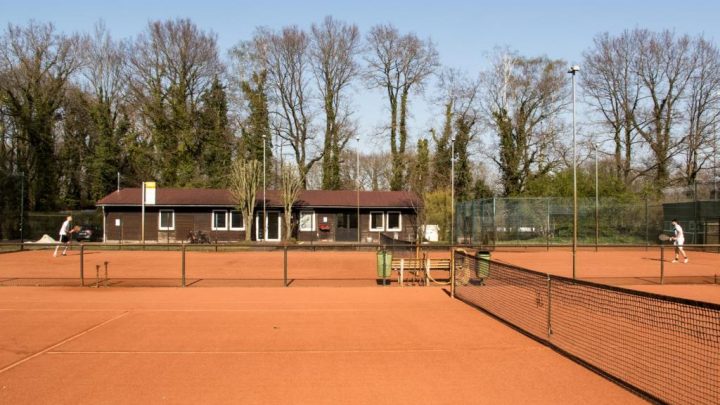 Tennisplätze mit frischer Asche ausgestattet